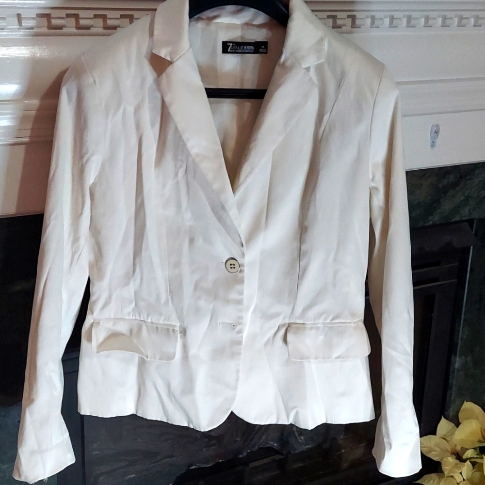 2 button  white blazer good condition worn once